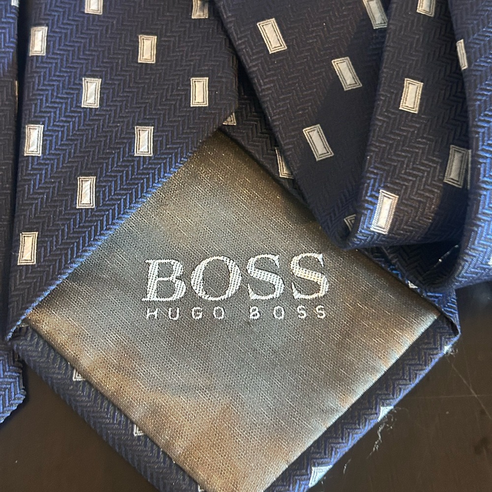 Hugo Boss Vintage 90s Made in Italy 100% Silk Classic Navy Geometric Print Tie - Picture 3 of 7
